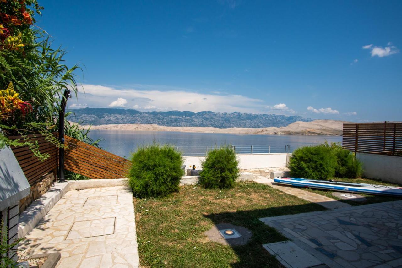 A White Cliffside Studio Pag Town Buitenkant foto