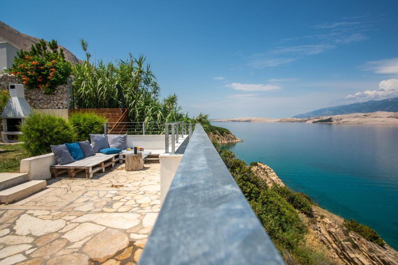 A White Cliffside Studio Pag Town Buitenkant foto