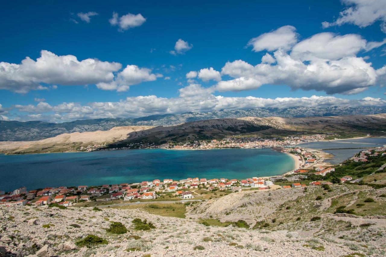 A White Cliffside Studio Pag Town Buitenkant foto